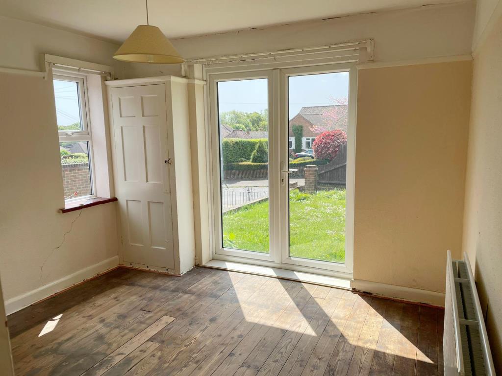 Lot: 126 - DETACHED HOUSE FOR MODERNISATION AND REPAIR - Breakfast room with double doors to the garden